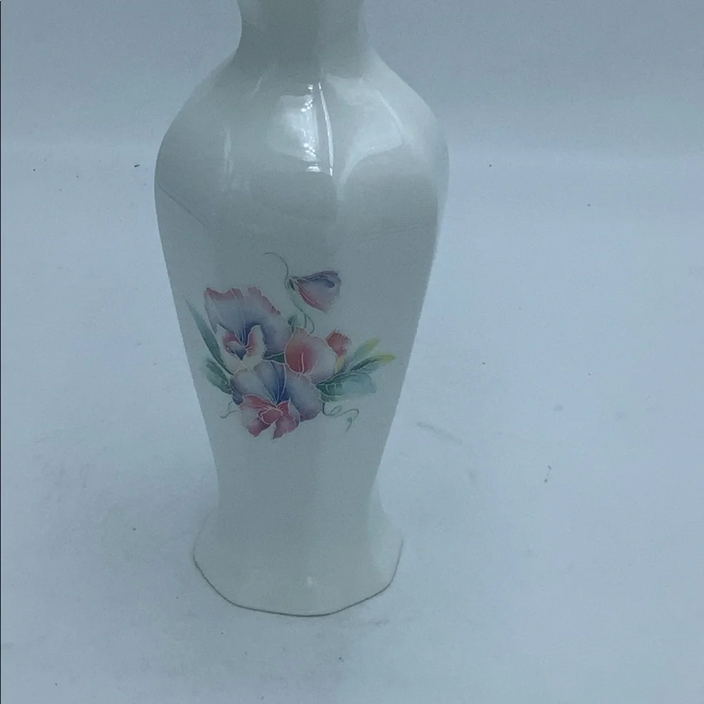 Aynsley English Bone China Little Sweetheart Vase